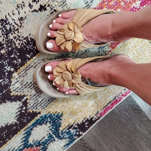 Sandles - Picture 2 of 6